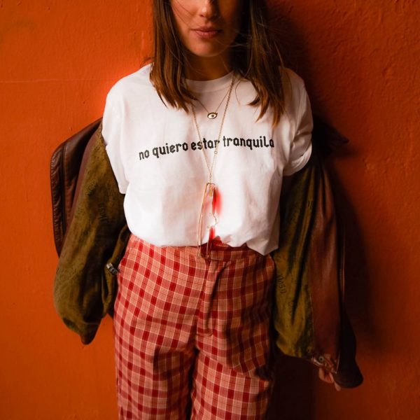 Modelo con Camiseta «no quiero estar tranquila» letras rojas
